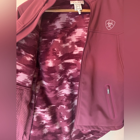 NWT Ariat Team Softshell Jacket, Color Rose Size M - Picture 9 of 15